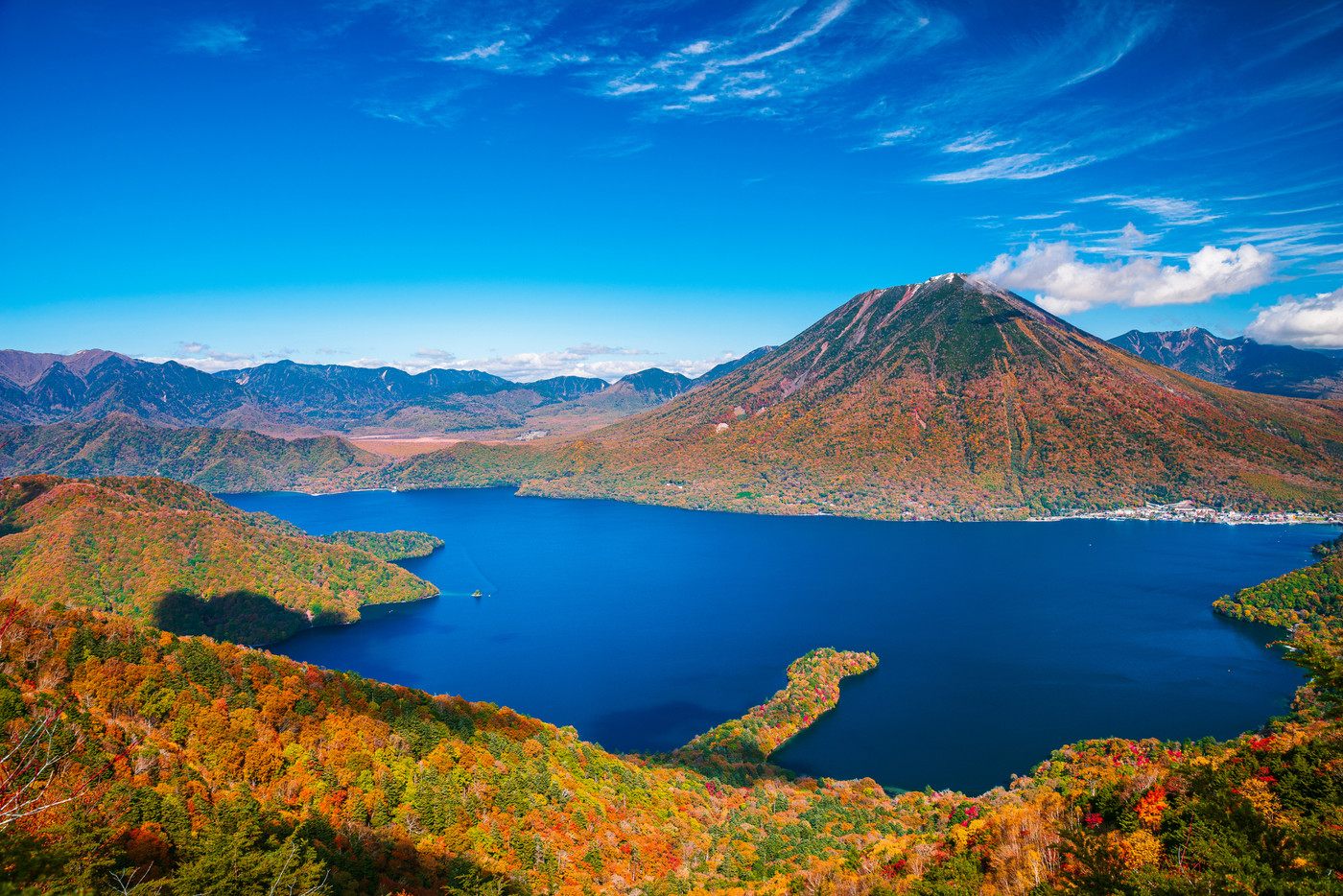 秋の日光・半月山展望台からの景色・中禅寺湖と男体山と八丁出島【栃木県】