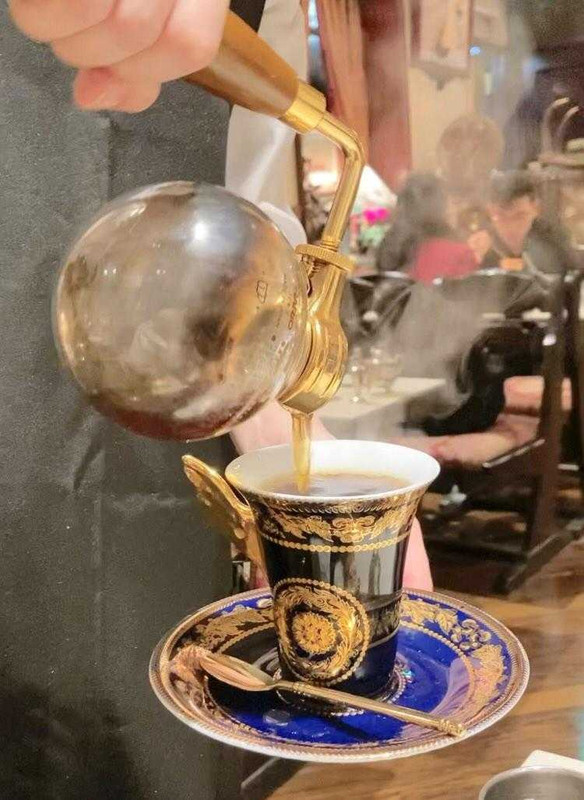 「珈琲美学アベ」さんはサイフォンで入れるコーヒーが本当においしいです。コーヒーになる前の水がおいしいので、かなわないな〜。 / 1