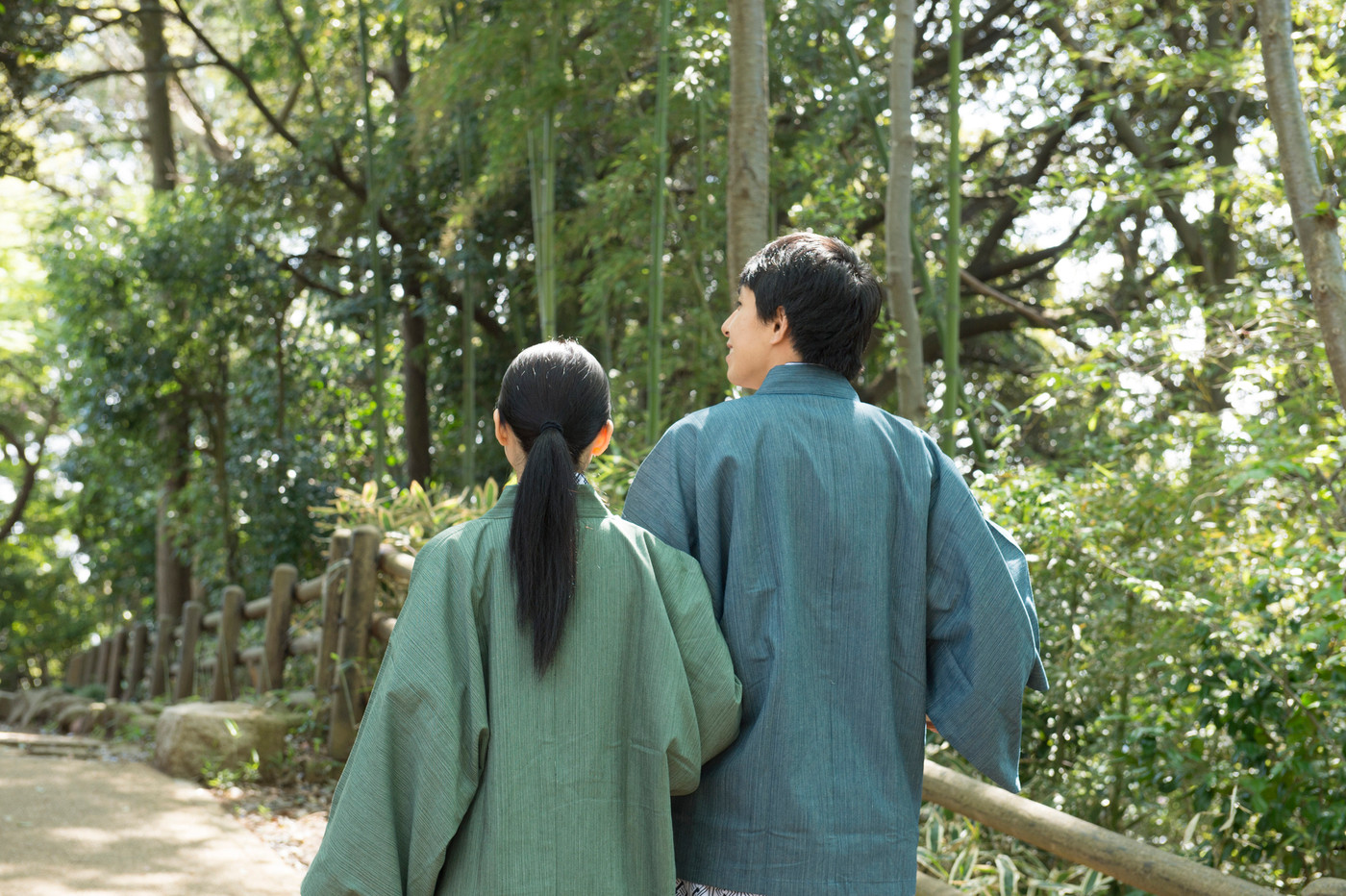 温泉旅行のカップル