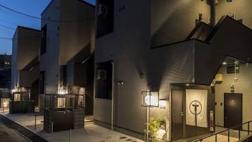 施設の正面 (日没後) / 2