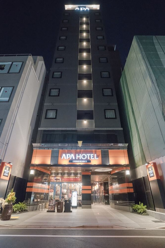 施設の正面 (日没後)