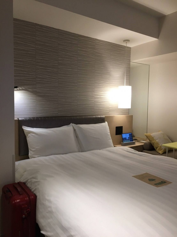 広い部屋に大きいサイズのベッド。