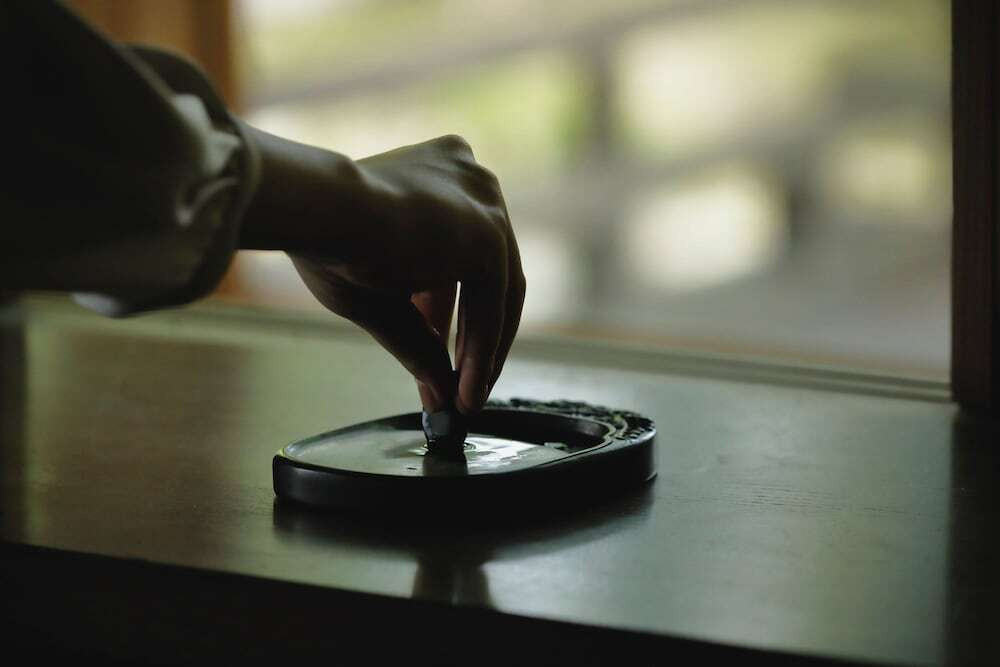 アクティビティ「墨を磨る」