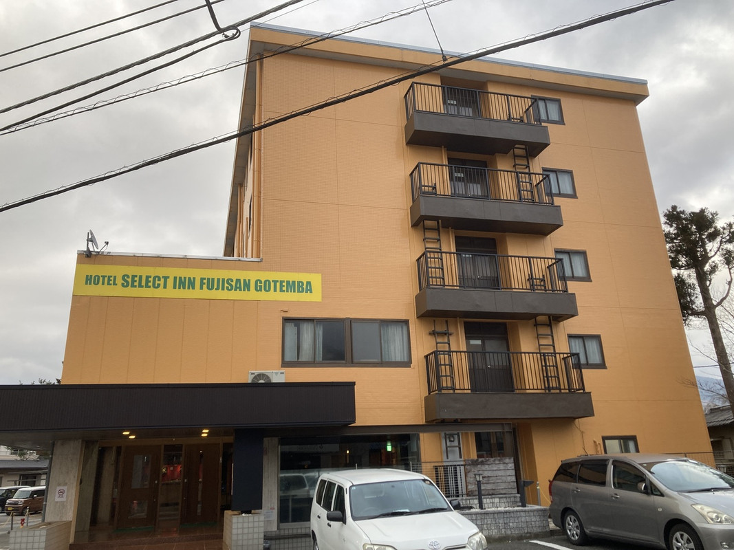 スーパーもすぐ近くにあった