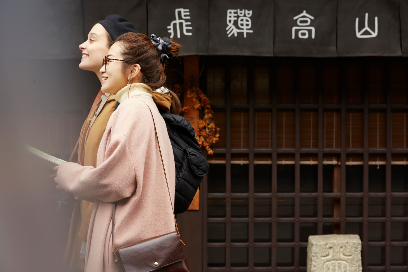 古い町並みを観光する外国人女性と日本人女性