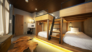 デラックス ルーム シングルベッド 4台 禁煙