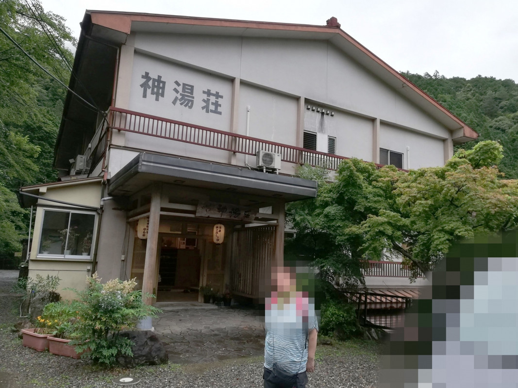 貸切風呂（秘境）は写真左の方から川の方へ