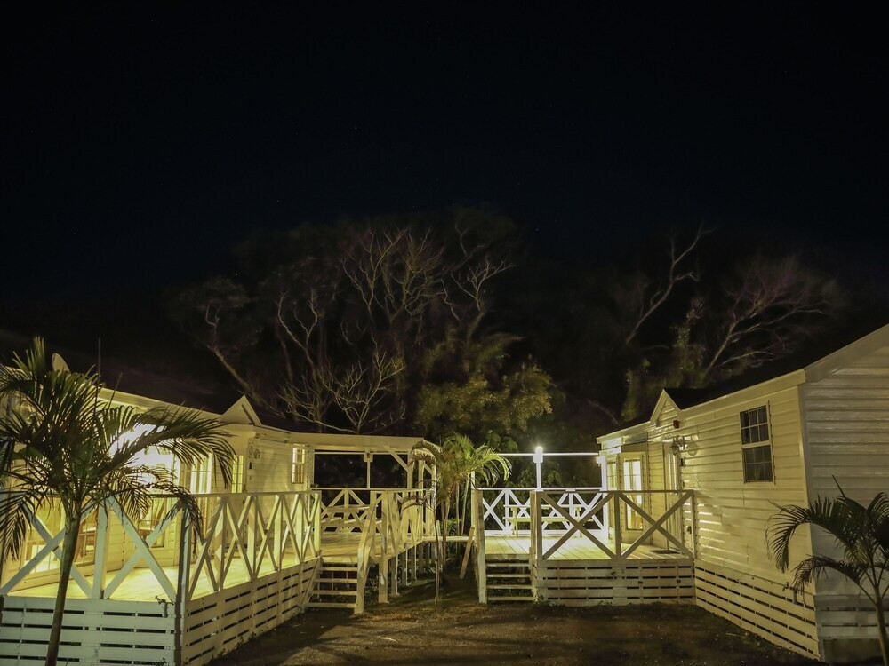 施設の正面 (日没後)