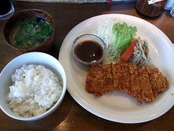 「ぶいえいと」料理 1029256 ご飯、味噌汁が同じタイミングで出てきました。 タレは、ソースかぽん酢がチョイスできます。 私は、ソースにしましたよ。