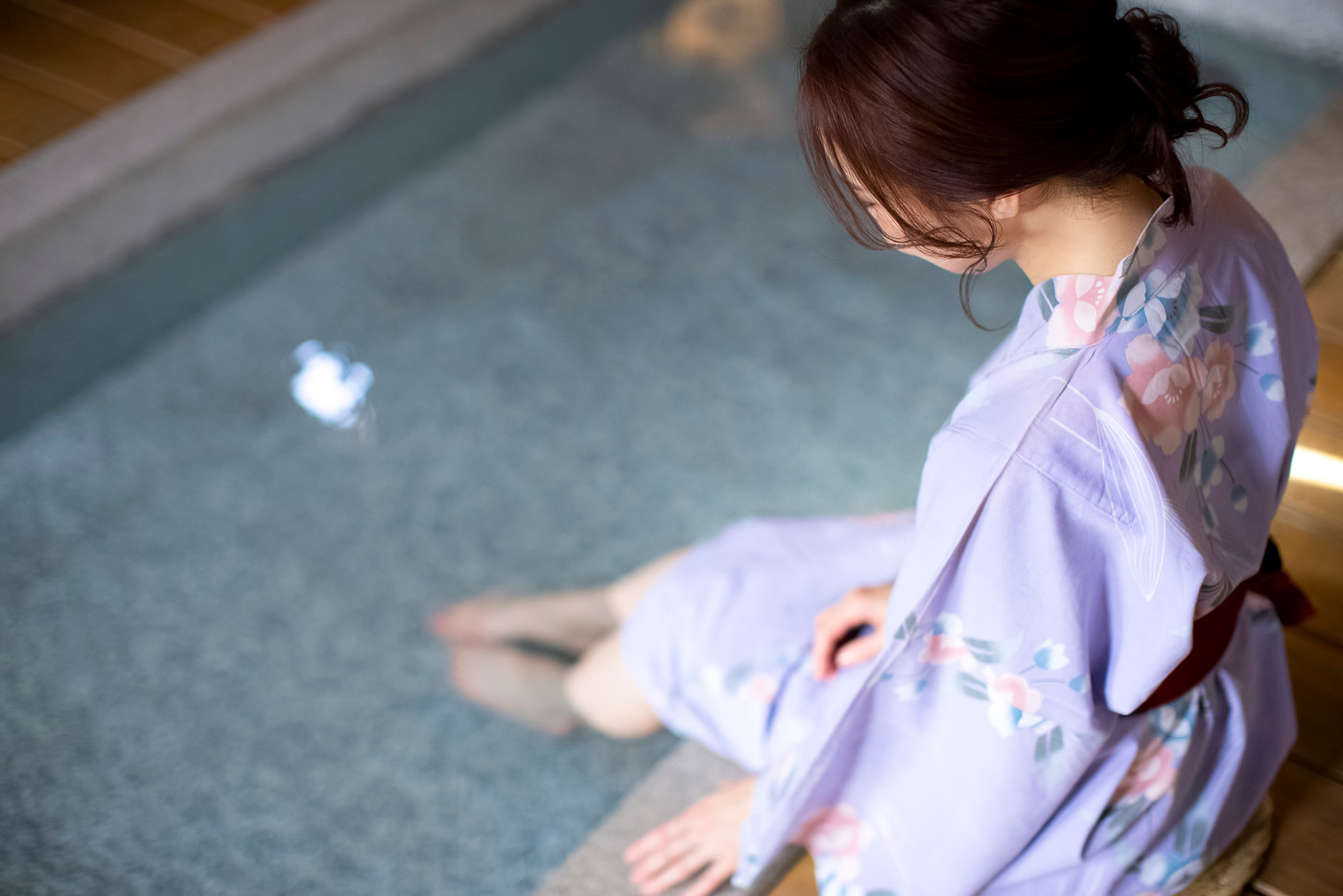 足湯を楽しむ女性