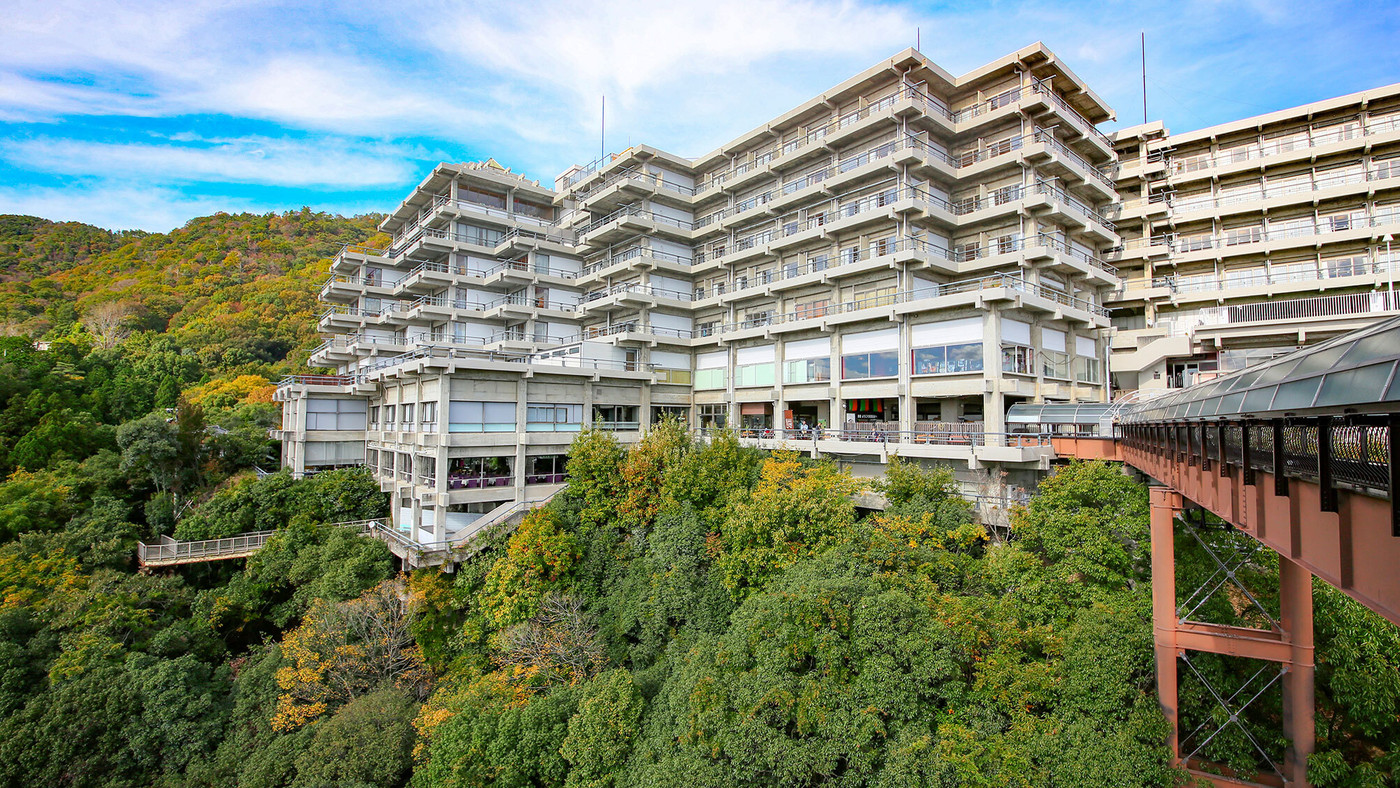 滝と紅葉の名所で温泉三昧！絶景の天空露天風呂で「美人の湯」を満喫3527462