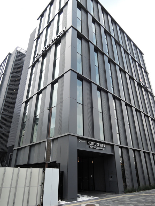 メイン道路に面したホテル