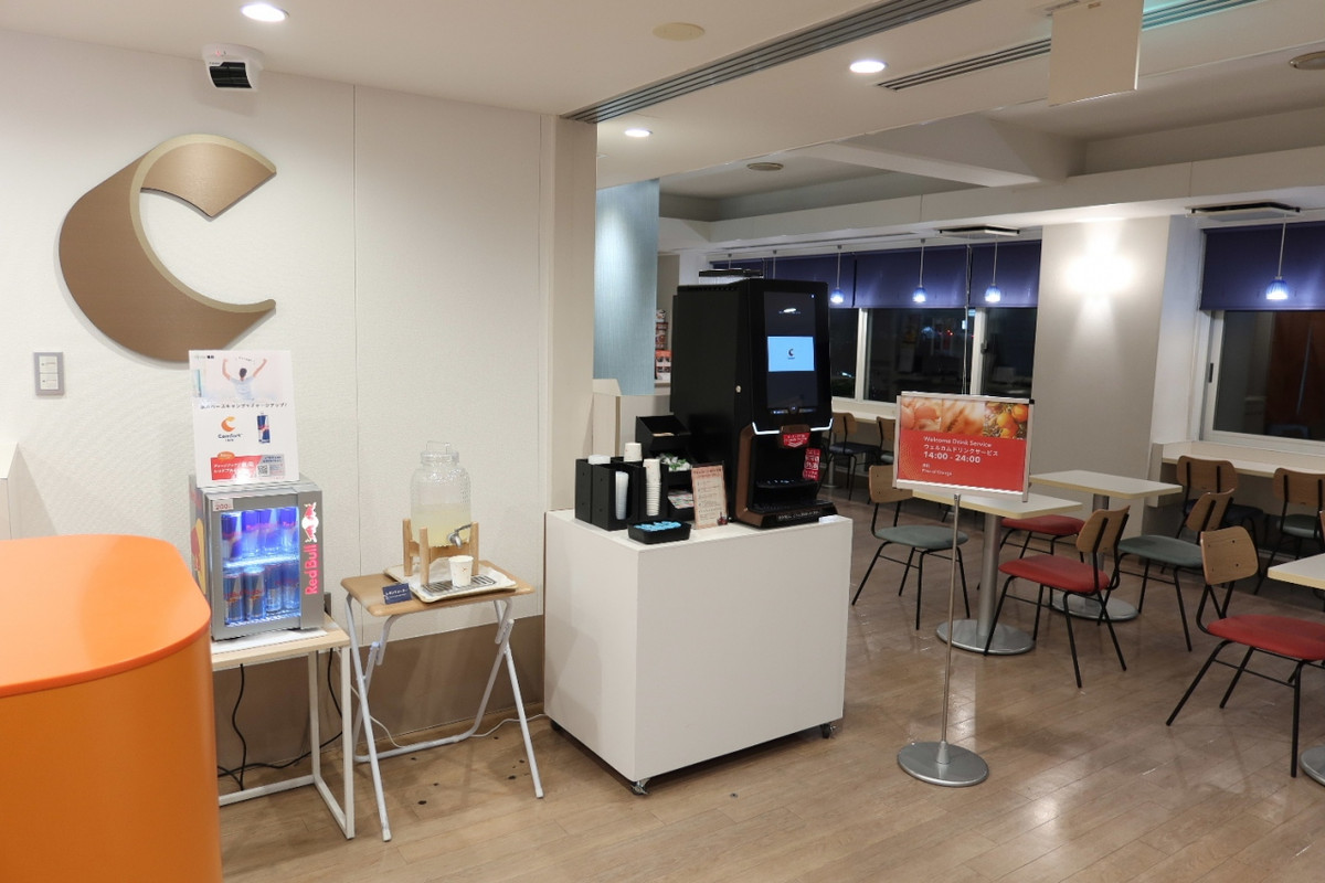 フロント脇の朝食会場。珈琲がいつでも飲めます。