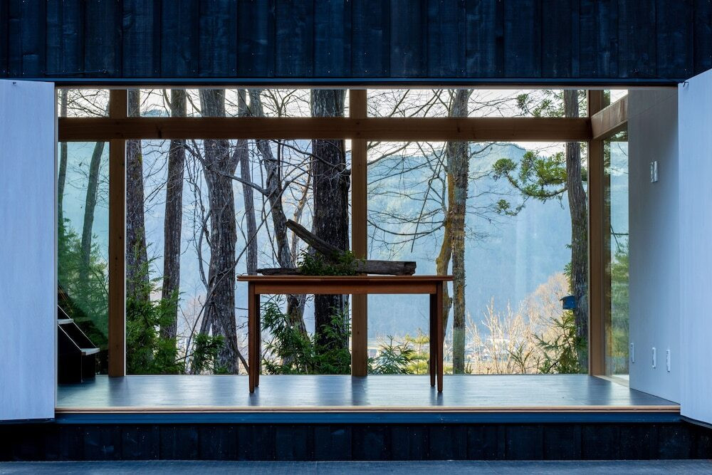 旅行を楽しむ外国人女性と日本人女性