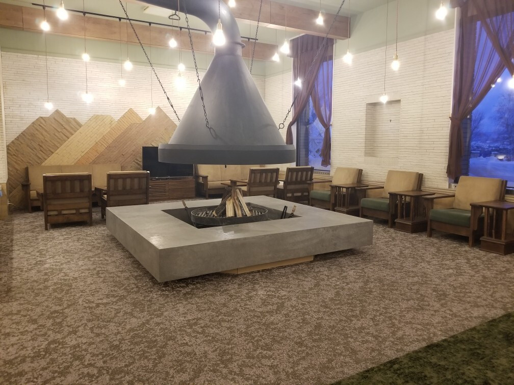 北欧の山小屋のような雰囲気の中で暖炉を囲んで過ごす4288384