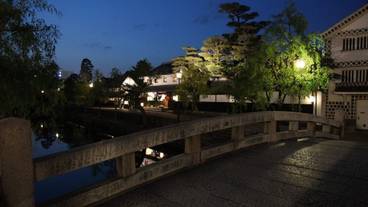 施設の正面 (日没後) / 2