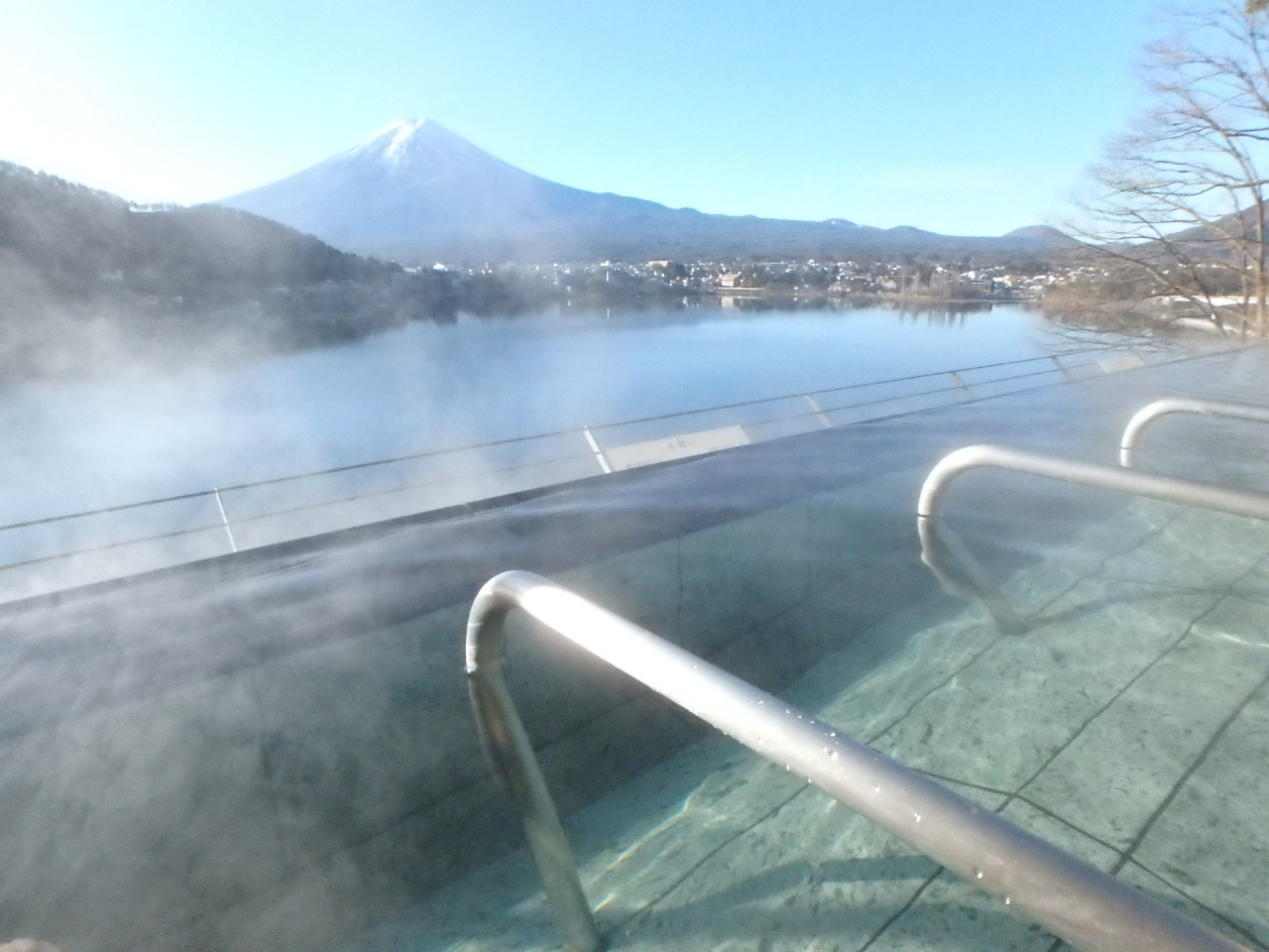 全客室から河口湖と富士山を一望。露天風呂付き客室もあるリゾートスタイルのホテル4044784