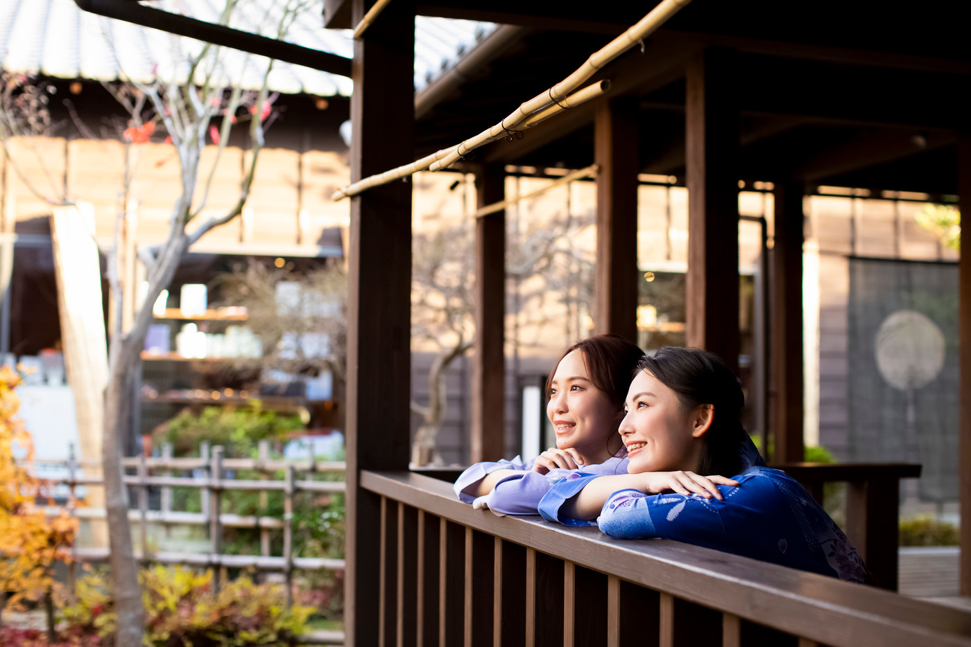 温泉旅行を楽しむ女性と友達