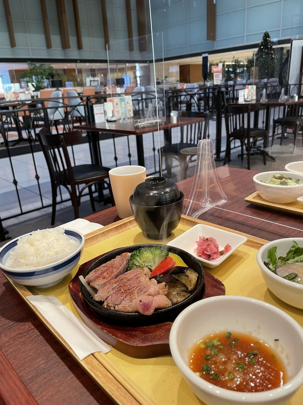 朝食は提携の『ロイヤルホスト』でステーキ膳