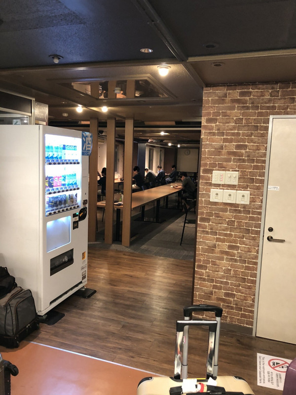 皆さん静かなラウンジスペース