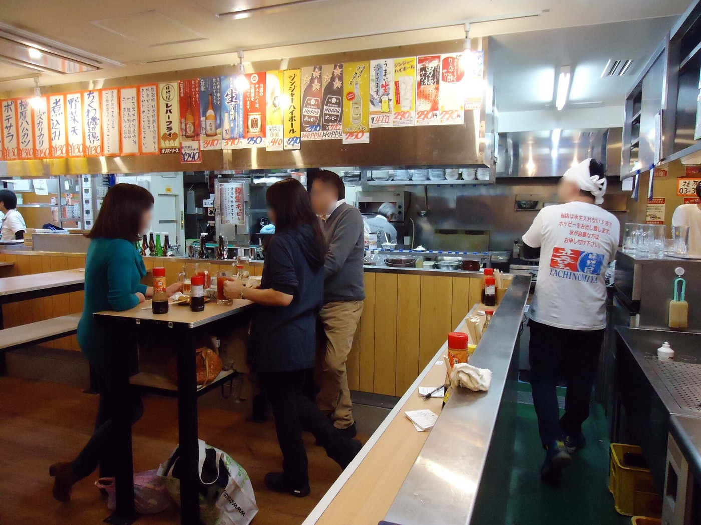 「立呑み 晩杯屋 武蔵小山本店」内観 887579 厨房方面を望む。