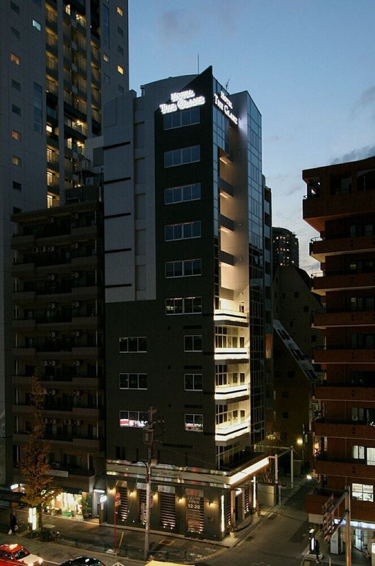 施設の正面 (日没後)