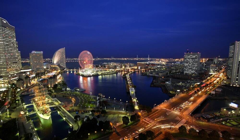 ホテルで夜景と
お酒を楽しんで / 1