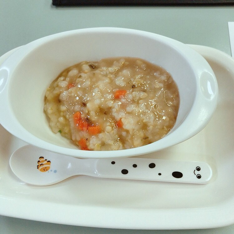 離乳食は月齢別に色々。息子は食いしん坊でお代わりを頂いちゃいました(笑)