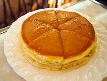 「純喫茶 アメリカン」料理 1150009 ホットケーキ シロップをかけてみた