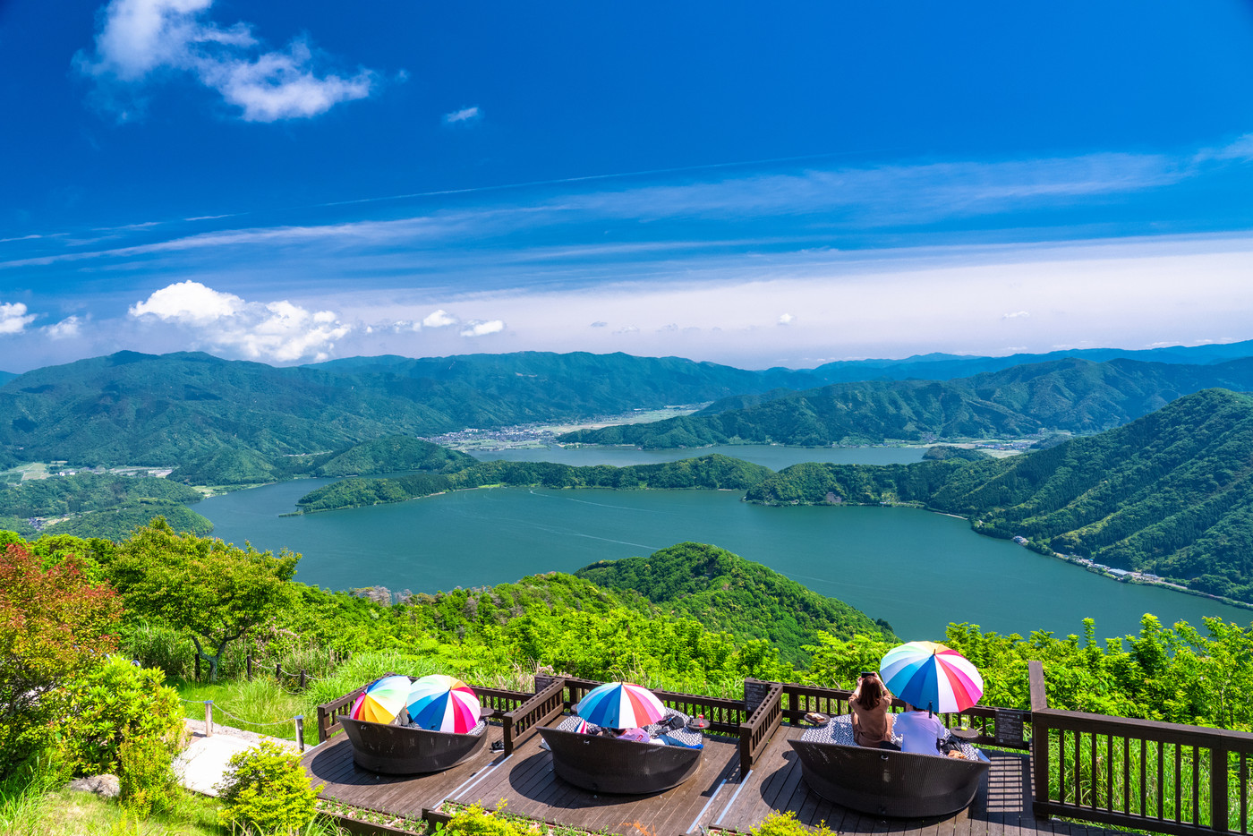 宿で食事する女性達