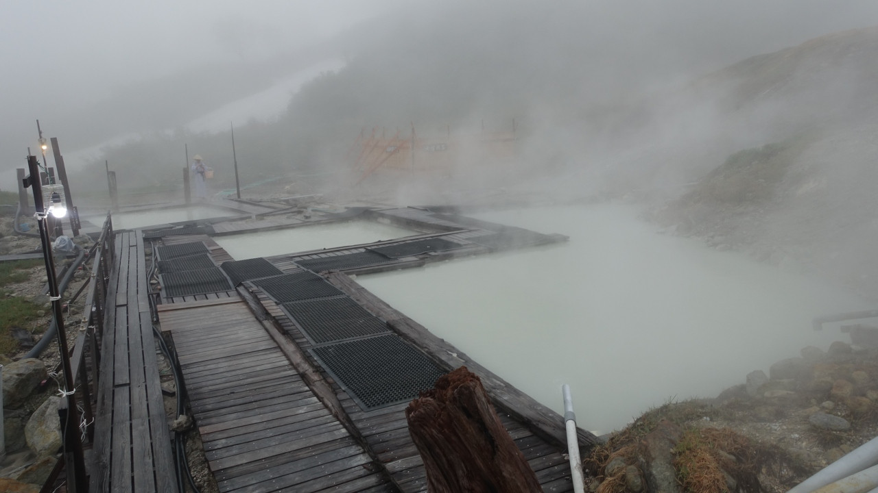 源泉地帯に設けられた混浴露天風呂群