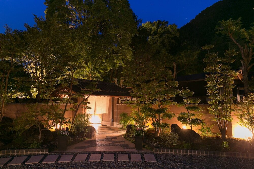 三段重の豪華な朝食を♪全室源泉掛け流しの露天風呂を完備3493373