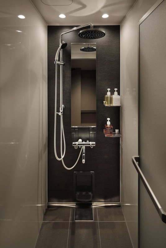 バスルームのシャワー