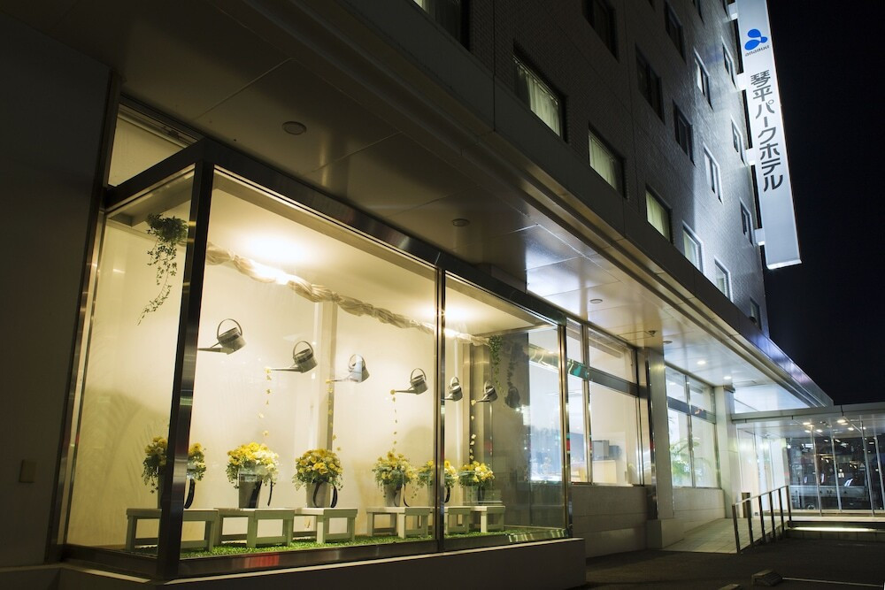 施設の正面 (日没後)