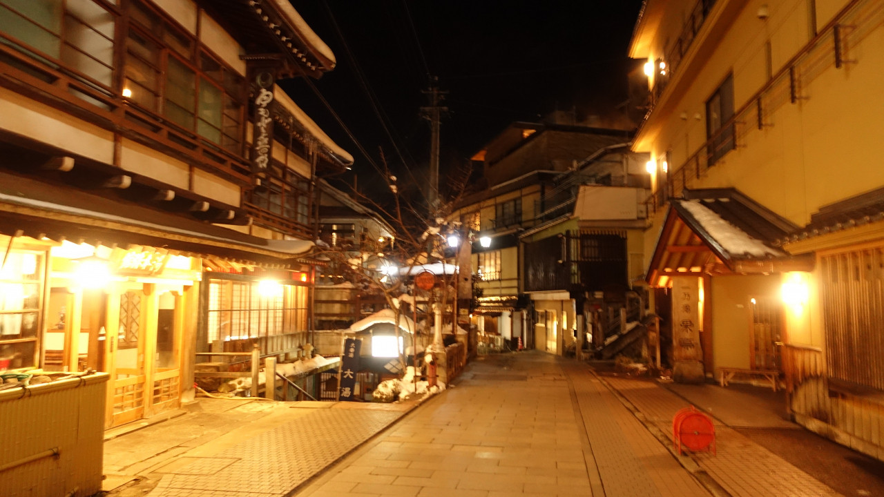 夜の温泉街