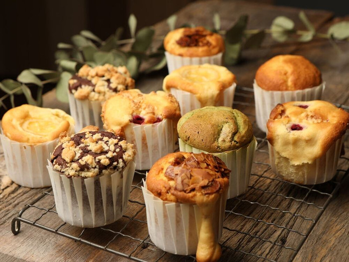 1階のカフェでは、マフィンやサンドウィッチなどの軽食やドリンク、朝食が気軽に楽しめます