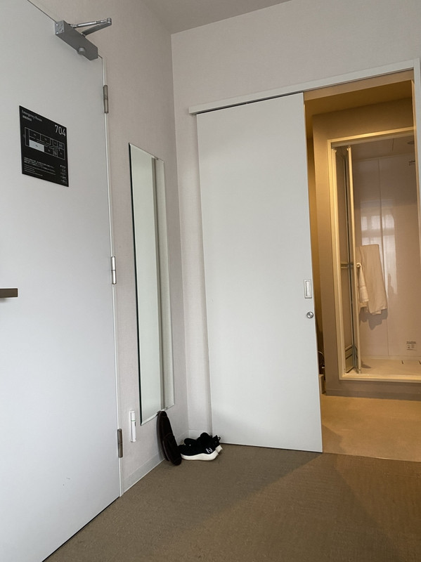 ドア横には姿見もあります