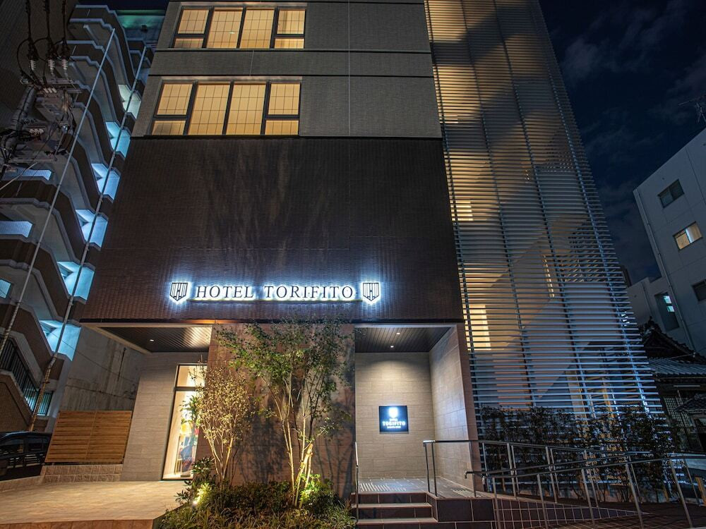 施設の正面 (日没後)