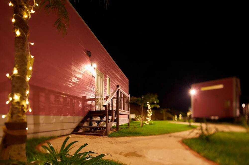 施設の正面 (日没後)