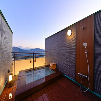 お湯につかって絶景三昧！大迫力の露天風呂3636672