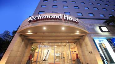 施設の正面 (日没後) / 3