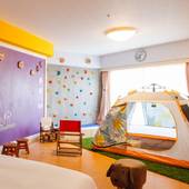 ホテル＆リゾーツ 南淡路（DAIWA ROYAL HOTEL）（兵庫県 リゾートホテル）：子供向けのボルダリングスペース、らくがきコーナーのある35平米の客室。靴を脱いで上がるコルク床で、ハイハイ赤ちゃんも安心。
●こんなシーンにおすすめ／やんちゃな子連れのファミリー旅行 / 3