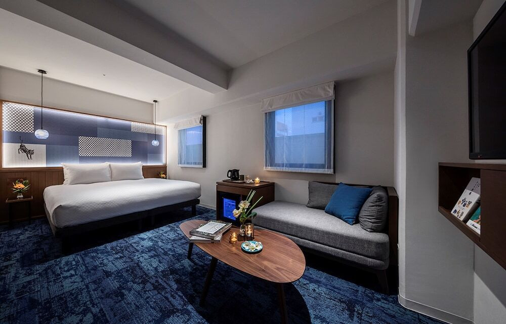 沖縄を旅する女性