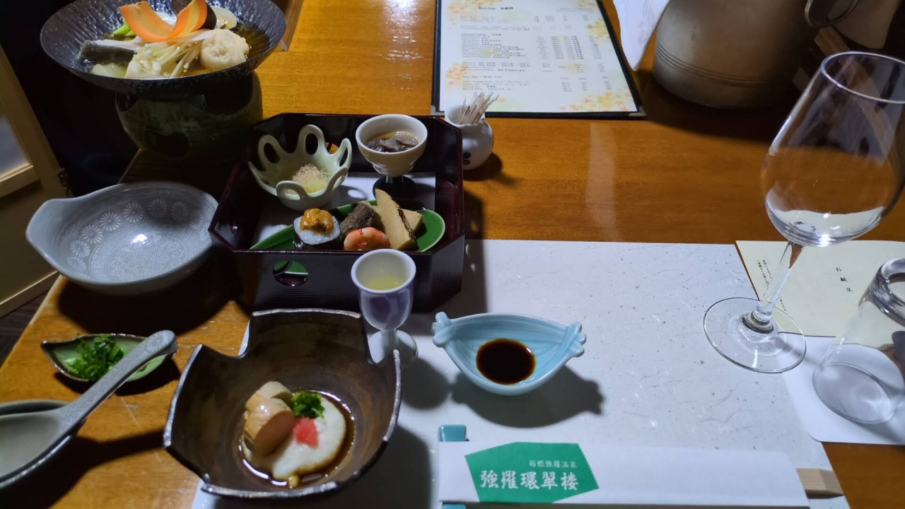 前菜と八寸と一人鍋がスタートから並んでます
