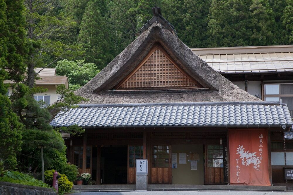 清流を望む温泉に疲れがほどけてゆく3445683