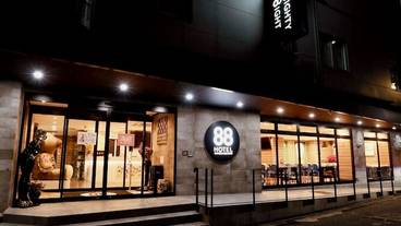 施設の正面 (日没後) / 4