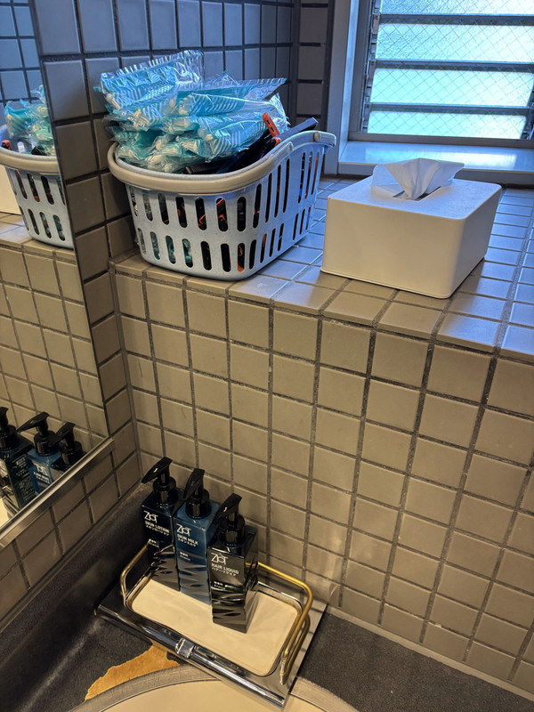 手洗い場（トイレ）に置いてあった歯ブラシと髭剃り