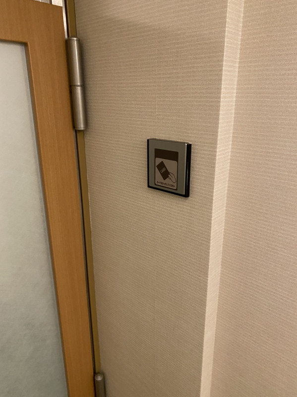 カードキーではいる。