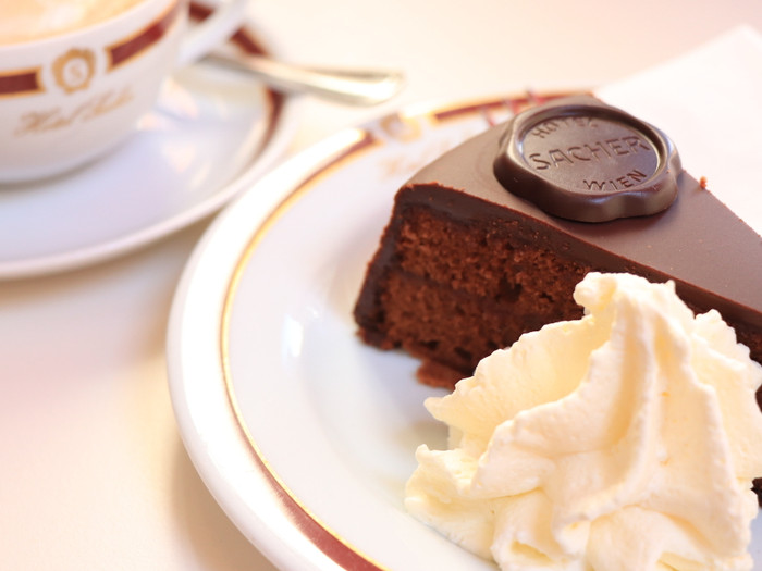 さっくりしたチョコレートのコーティングにしっとり生地、軽い口当たりのホイップクリームがとてもよく合います