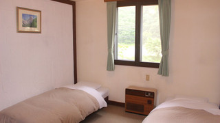 ツインルーム シングルベッド 2 台 禁煙 共用バスルーム